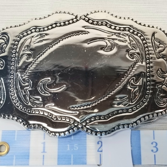 Silver and black metal etched belt buckle - Picture 4 of 5